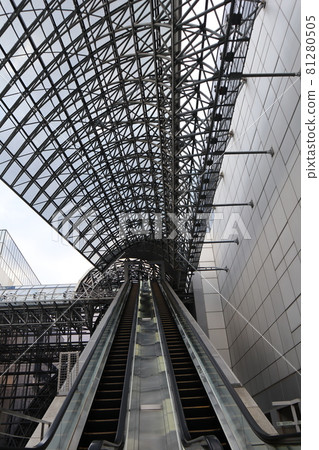 Scenery with two long escalators and a roof inside the station building 81280505