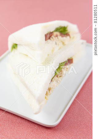 Delicious steamed chicken and vegetable sandwich Delicious steamed chicken and vegetable sandwich 81280511