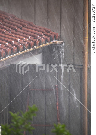 Residential area with heavy rain 81280727