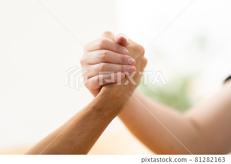 手臂摔跤中間人 81282163