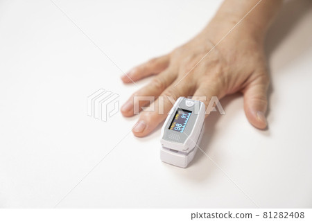 右手拿著脈搏血氧儀 右手拿著脈搏血氧儀 81282408