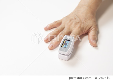 右手拿著脈搏血氧儀 右手拿著脈搏血氧儀 81282410