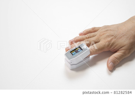 右手拿著脈搏血氧儀 右手拿著脈搏血氧儀 81282584