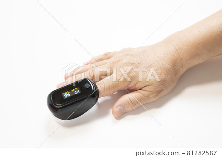 右手拿著脈搏血氧儀 右手拿著脈搏血氧儀 81282587