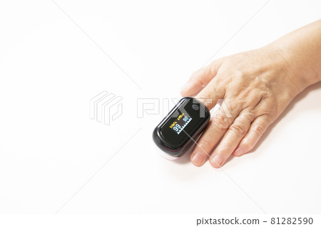 左手舉起脈搏血氧儀 81282590