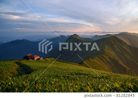夕陽的天空和谷川山脈/肩屋 81282845