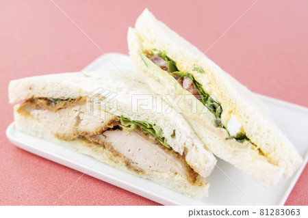 Delicious chicken cutlet sandwich and egg vegetable sandwich Delicious chicken cutlet sandwich and egg vegetable sandwich 81283063