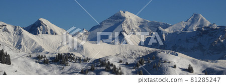 Snow covered mountain peaks in the Bernese Oberland seen from Horeflue. Snow covered mountain peaks in the Bernese Oberland seen from Horeflue. 81285247