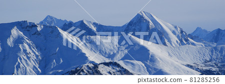 Snow covered mountain peaks seen from the Horneggli ski area. Snow covered mountain peaks seen from the Horneggli ski area. 81285256