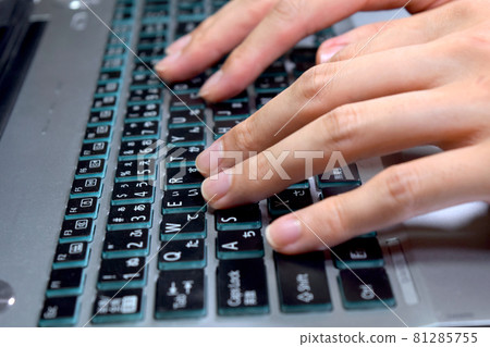 Person who operates a personal computer 81285755