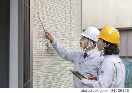 工人用錘子檢查外牆施工管理圖像 工人用錘子檢查外牆施工管理圖像 81286536