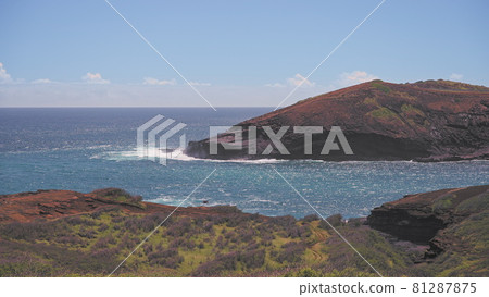 Amazing view of Hanauma Bay Oahu Hawaii. The turquoise waves of the Pacific Ocean wash over volcanic rocks. Summer vacations in Hawaii. 81287875