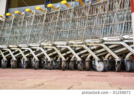 Many empty shopping carts on the shop parking 81288671