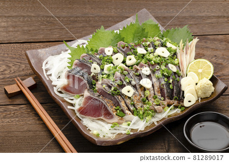 用蔥和大蒜打鰹魚 81289017