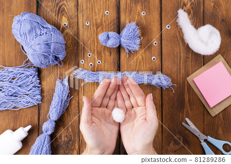 How to make a cute thread bird for decoration. Children's art project. DIY concept. Hands are made from blue threads of a blue dove. Step-by-step photo instructions 81289286