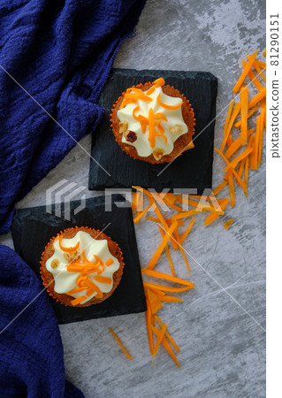 cakes next to grated carrots 81290151