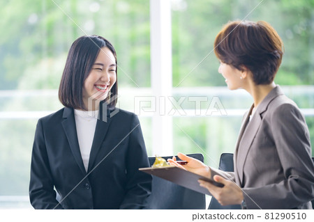 招聘西裝女商人在辦公室面試，並用剪貼板顧問 81290510