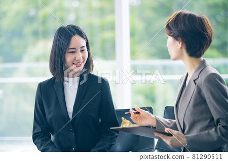 招聘西裝女商人在辦公室面試，並用剪貼板顧問 81290511