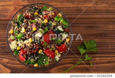 Fresh vegetable salad with quinoa 81292204