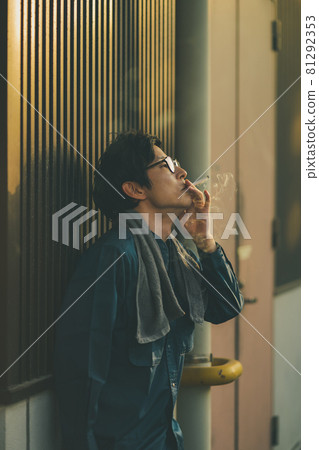 抽煙的工人 81292353