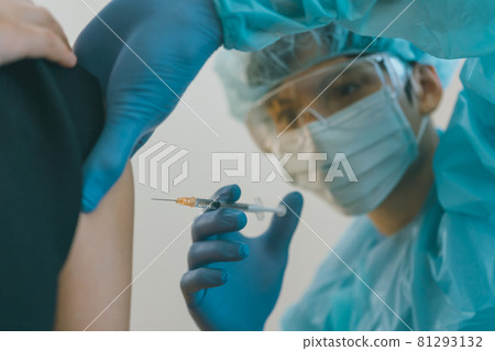 Healthcare workers who administer the vaccine Healthcare workers who administer the vaccine 81293132