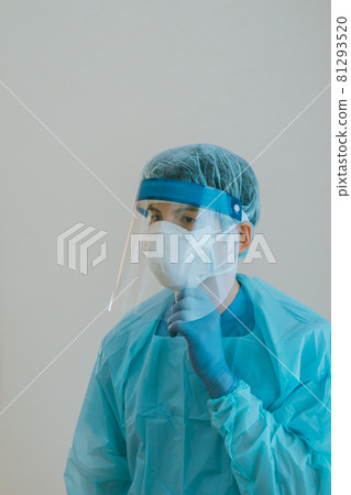 Medical workers in protective clothing 81293520