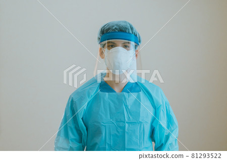 Medical workers in protective clothing 81293522