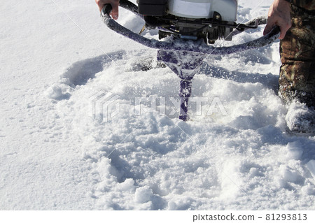 Motor Auger Breaking Through to Water Motor Auger Breaking Through to Water 81293813