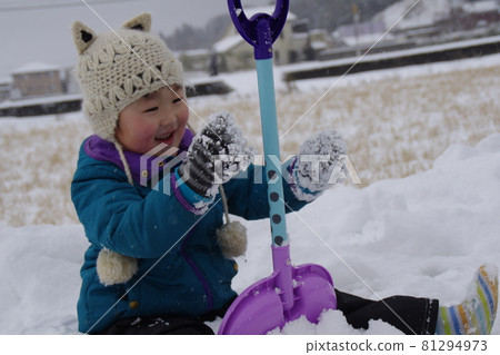 雪玩男孩貓耳朵 81294973