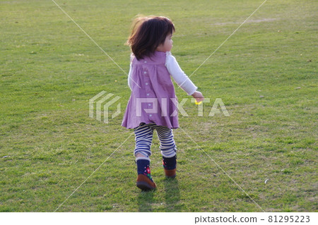 Girls playing on the lawn Girls playing on the lawn 81295223