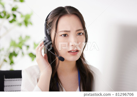 Young operator working in the office 81296706