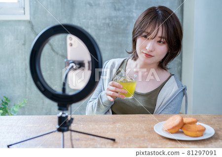 在房間裡用環形燈直播的女人 在房間裡用環形燈直播的女人 81297091