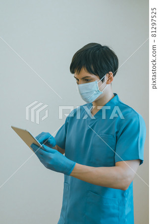 操作平板終端的醫護人員 81297525