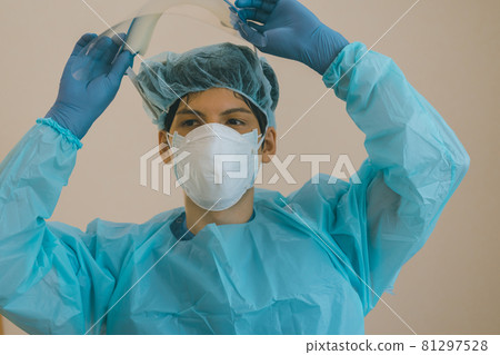 Medical workers in protective clothing 81297528