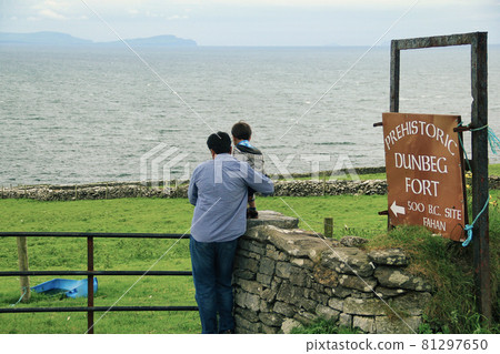 Sign Board at the entrance of Prehistoric Dun Beag fort in Dingle Peninsula, Ireland 81297650