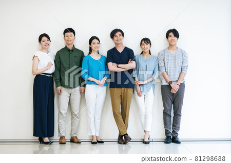 年輕男女的肖像 81298688