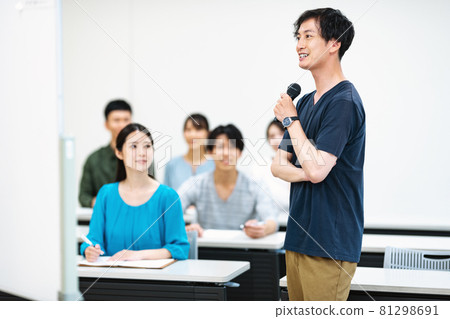 Lecturer speaking at the seminar 81298691