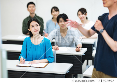 參加研討會的青年男女 參加研討會的青年男女 81298692