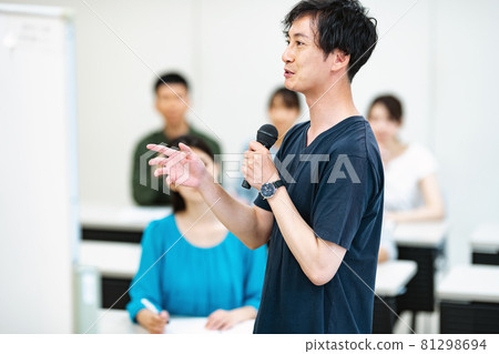 Lecturer speaking at the seminar 81298694