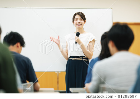 Lecturer speaking at the seminar 81298697