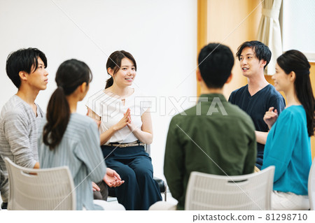 做小組工作的男人和女人 做小組工作的男人和女人 81298710