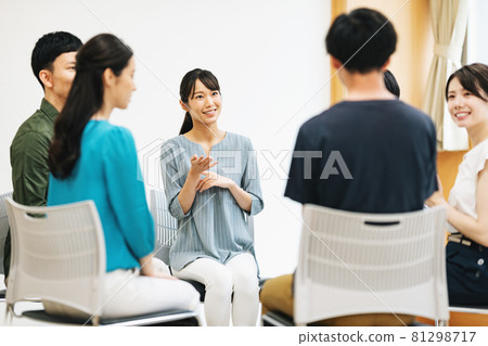 Men and women doing group work 81298717