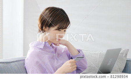 Credit card Young woman PC 81298934