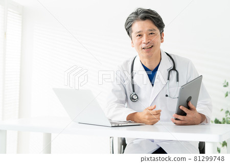 Doctor middle man white coat scrub medical examination 81299748
