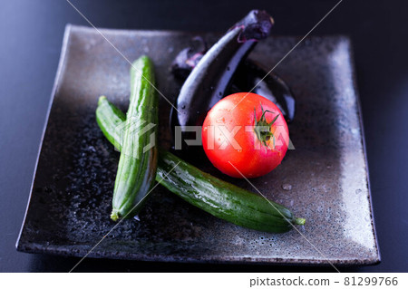 黃瓜番茄茄子可以作為夏季蔬菜給身體降溫。” 黃瓜番茄茄子可以作為夏季蔬菜給身體降溫。” 81299766