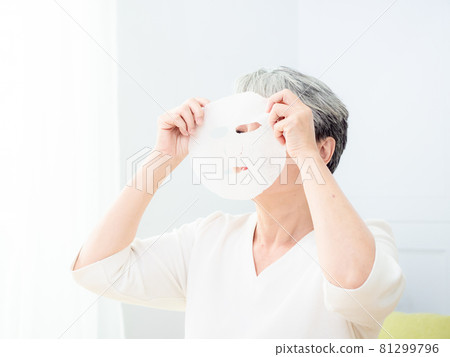 特寫亞洲熟齡女性的臉和面膜 81299796
