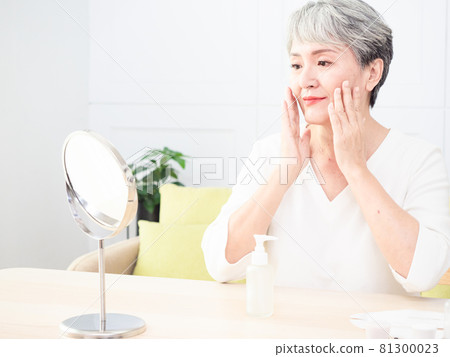 非洲裔成熟女性,從事皮膚護理工作,是一名平信徒。 非洲裔成熟女性,從事皮膚護理工作,是一名平信徒。 81300023