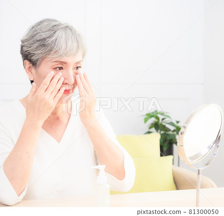 非洲裔成熟女性,從事皮膚護理工作,是一名平信徒。 非洲裔成熟女性,從事皮膚護理工作,是一名平信徒。 81300050