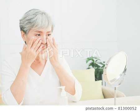 A mature woman of African descent who works as a layperson for skin care. A mature woman of African descent who works as a layperson for skin care. 81300052