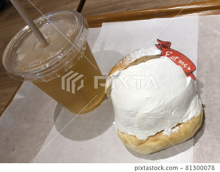 Maritozzo and ginger ale 81300078